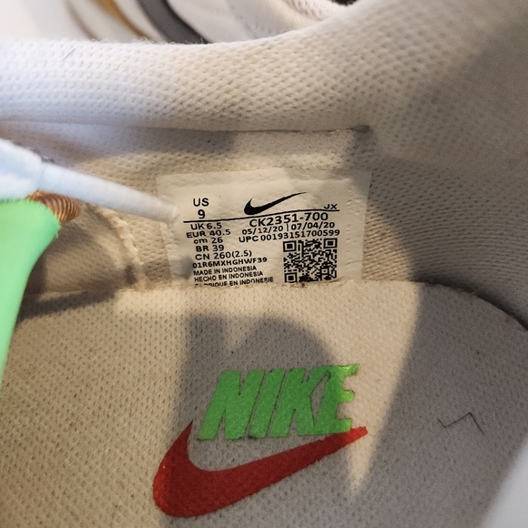SOLD-Nike Women's Daybreak Casual Sneakers Tan and Green - Picture 6 of 7